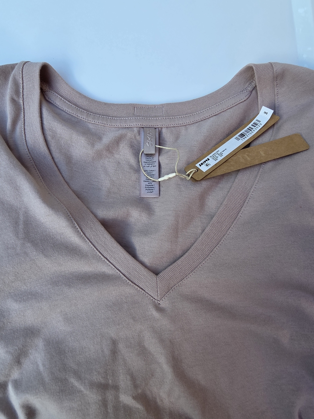 SKIMS Relaxed V-Neck T-Shirt. In Fawn. XXS